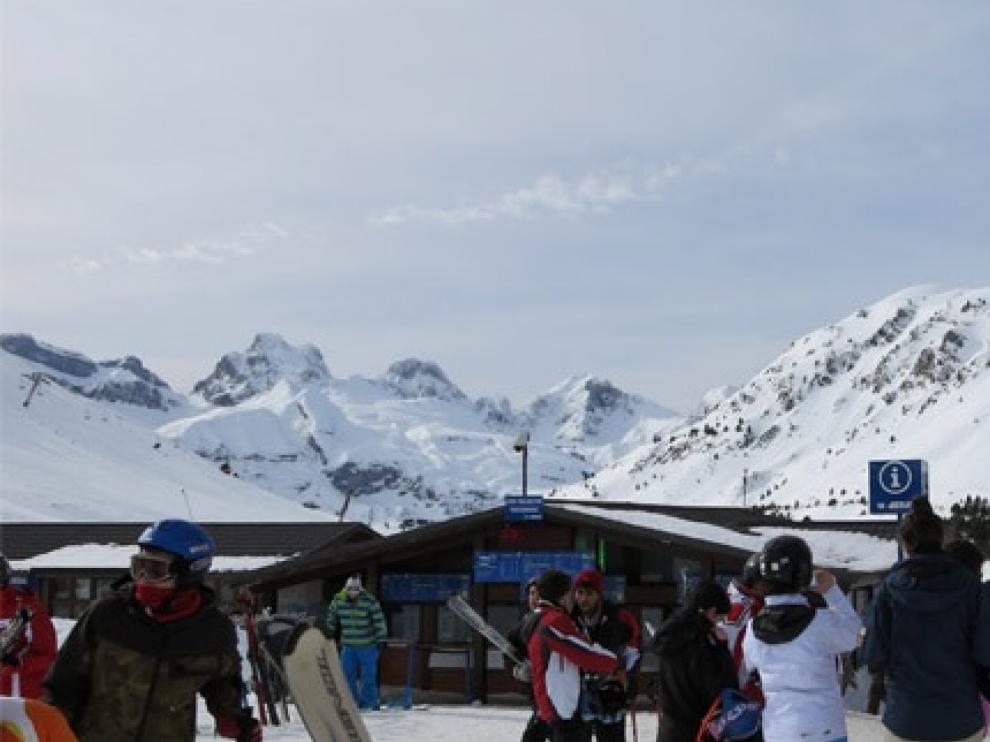 Vista de las oficinas de información de Astún