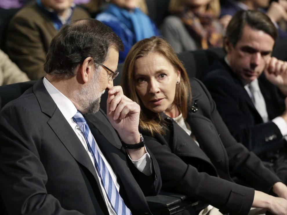 Rajoy conversa con su esposa, Elvira Rodríguez. A su lado, José María Aznar