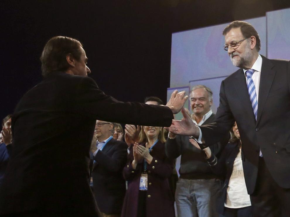 Aznar sube al estrado a felicitar a Rajoy por su discurso