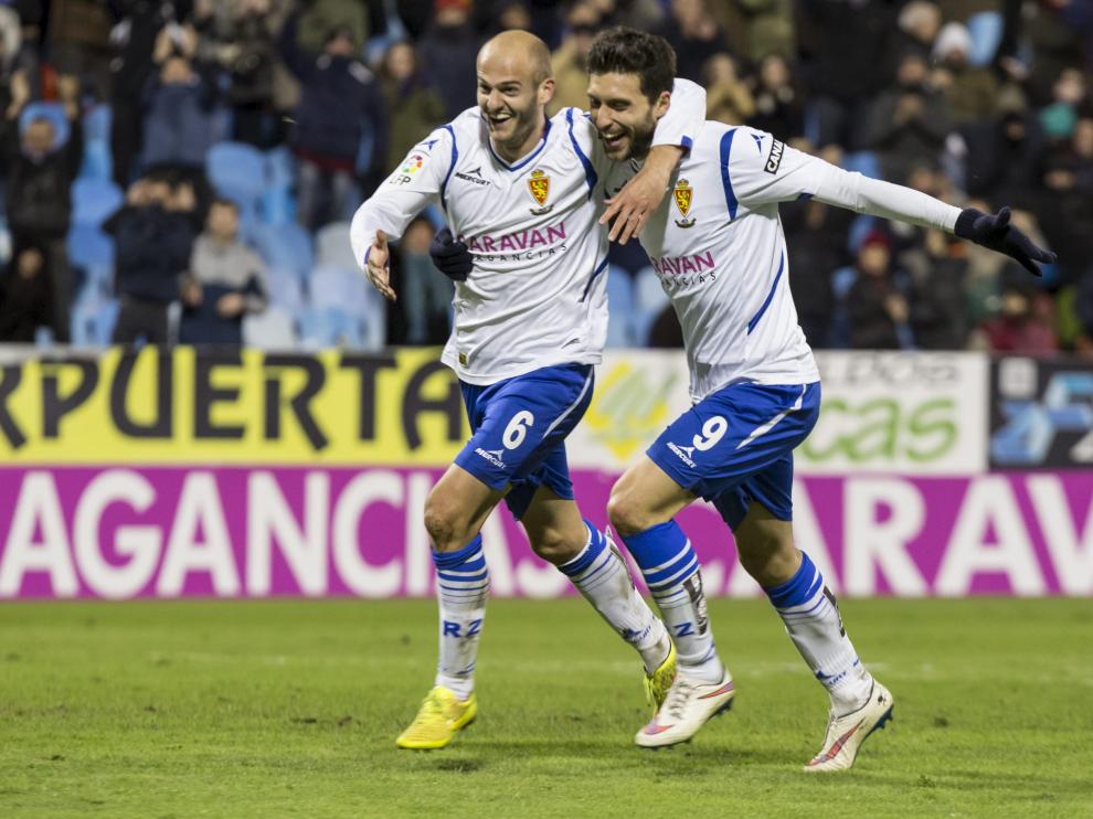 Basha celebra su gol al Recreativo acompañado de Borja Bastón.