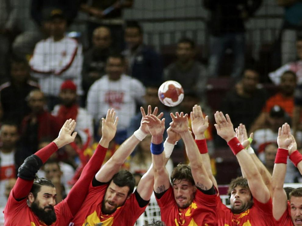 Los jugadores de España defienden un lanzamiento de Túnez