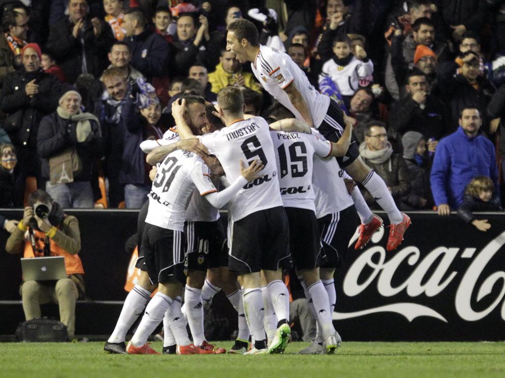 Los jugadores ches celebran un gol