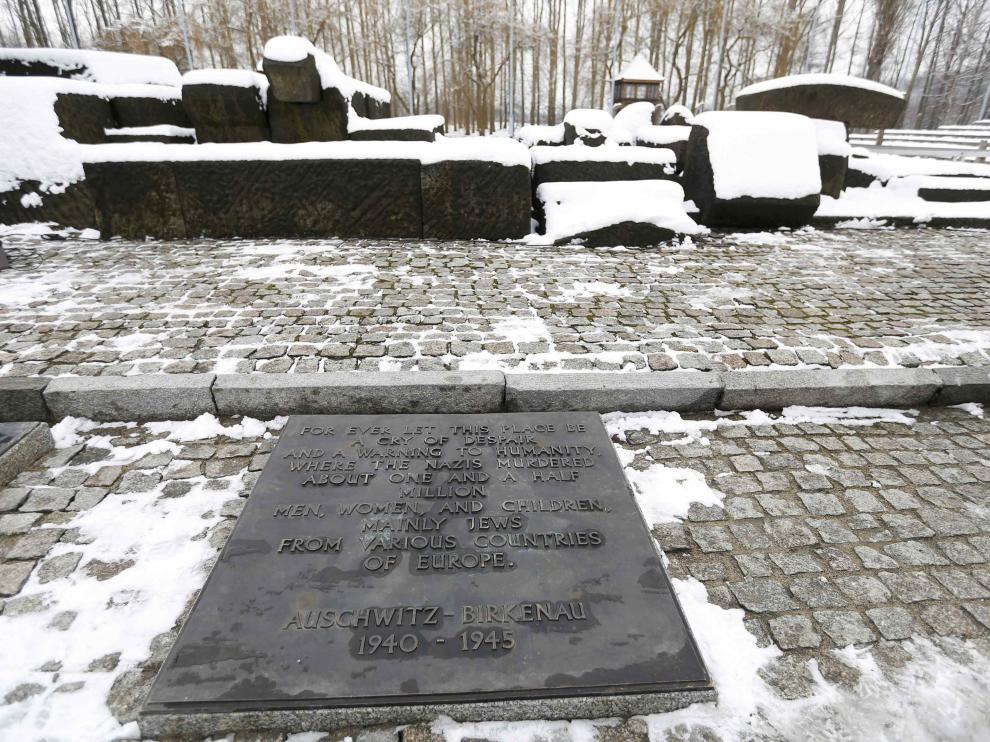 La nieve cubre uno de los memoriales de las víctimas de Auschwitz