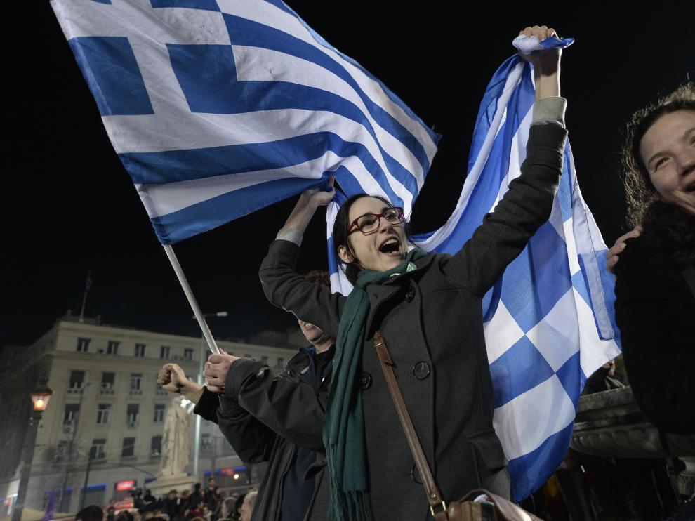 Ciudadanos griegos celebran la victoria de Syriza