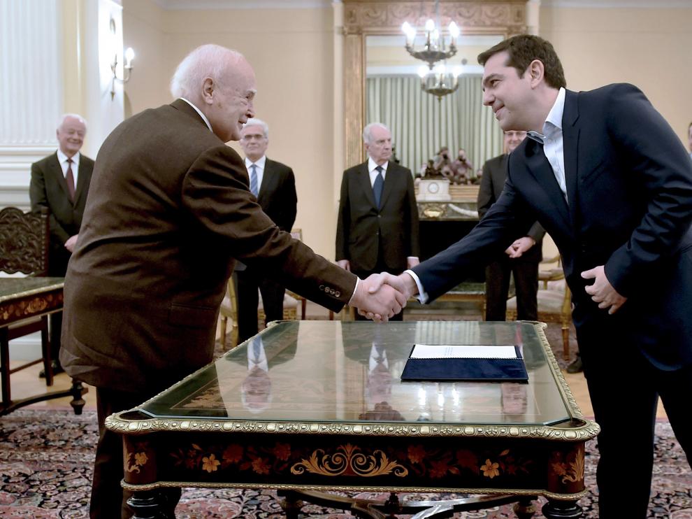 Károlos Papulias estrecha la mano a Alexis Tsipras