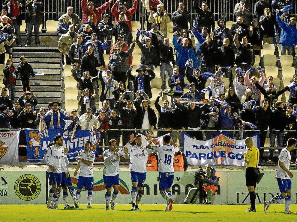 Los jugadores zaragocistas celebran el gol ante la alegría de la afición aragonesa presente en Anduva.
