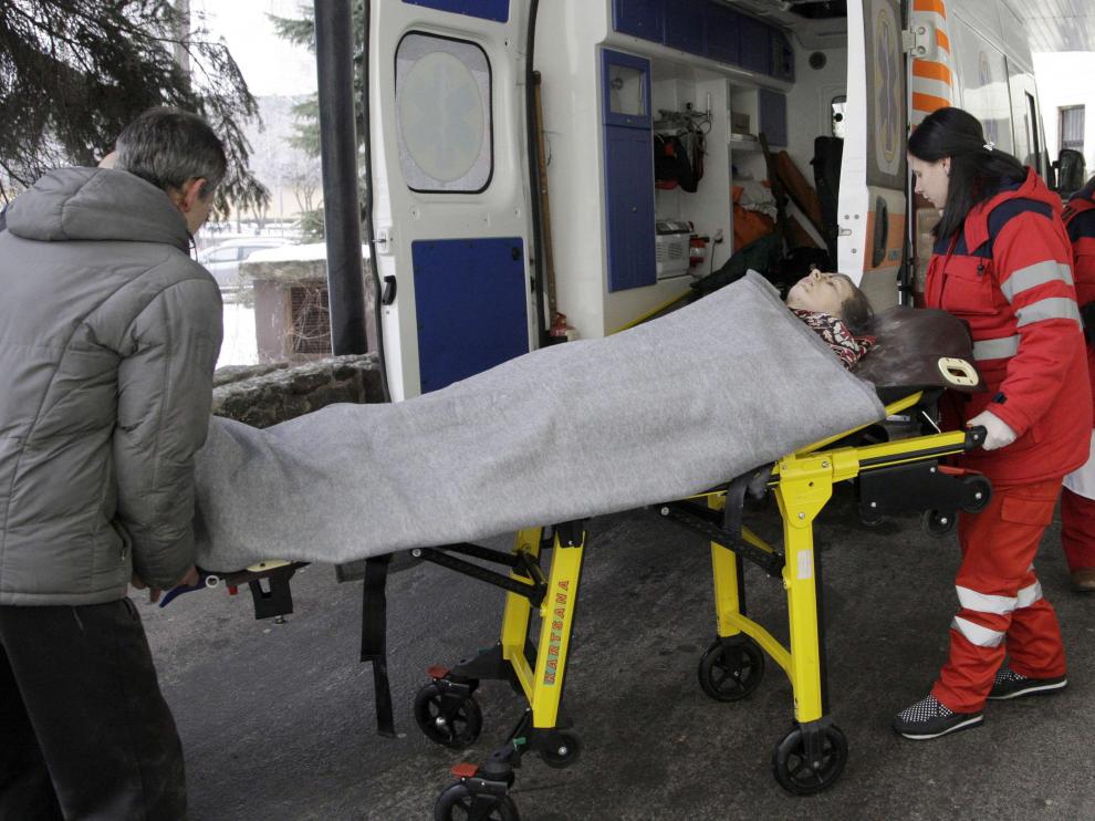 Los médicos trasladan a un herido a un hospital de Donetsk