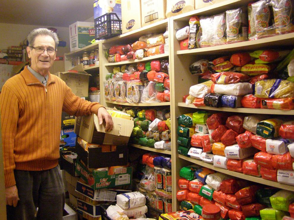 José Luis Ichaso, responsable de Cáritas Tarazona, con parte de los alimentos recogidos.