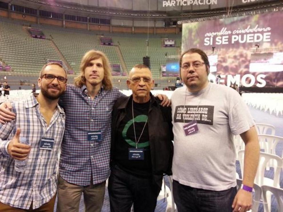 Pablo Fernández, segundo por la izquierda, en un mitin de Podemos