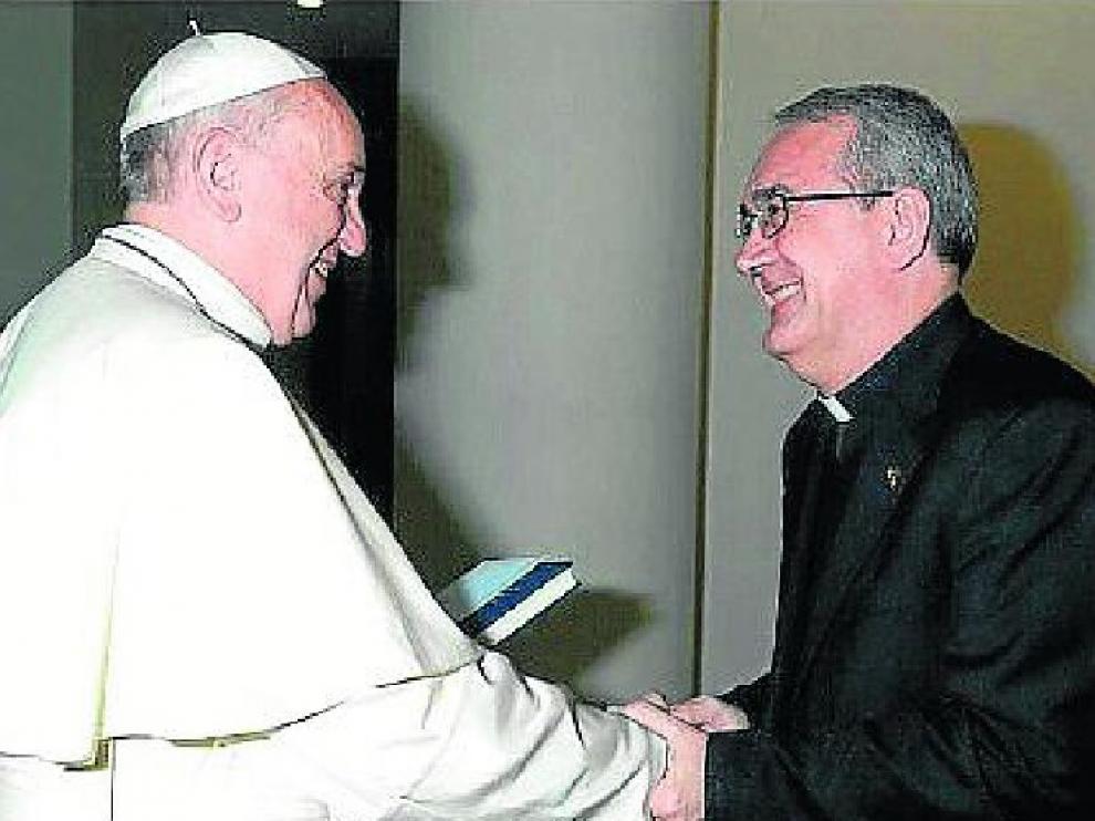 El papa Francisco saluda al obispo electo de Barbastro-Monzón, Ángel Javier Pérez Pueyo.