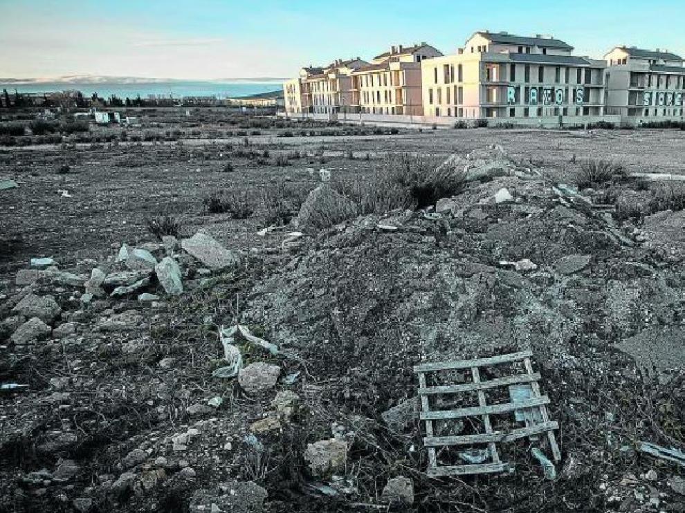 Esta urbanización de La Muela llegó a estar vendida, pero su construcción sobre una cañada real impidió escriturar. Ladrones y vándalos se han cebado con ella.