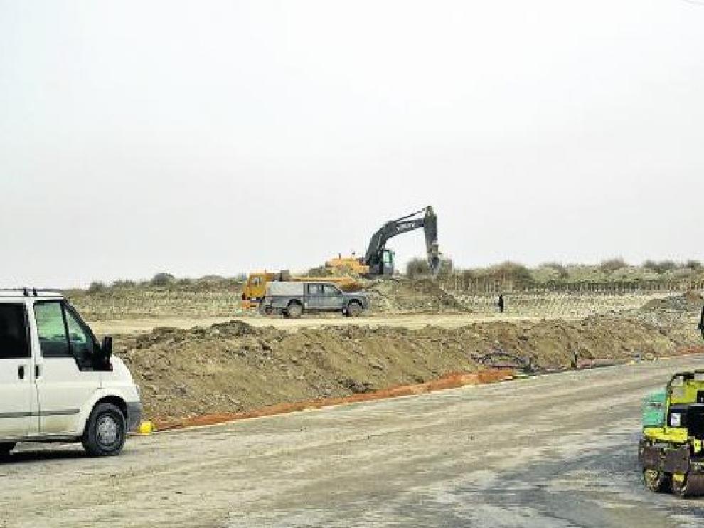 Las máquinas trabajan ya en el polígono ubicado en la carretera de Pradilla.