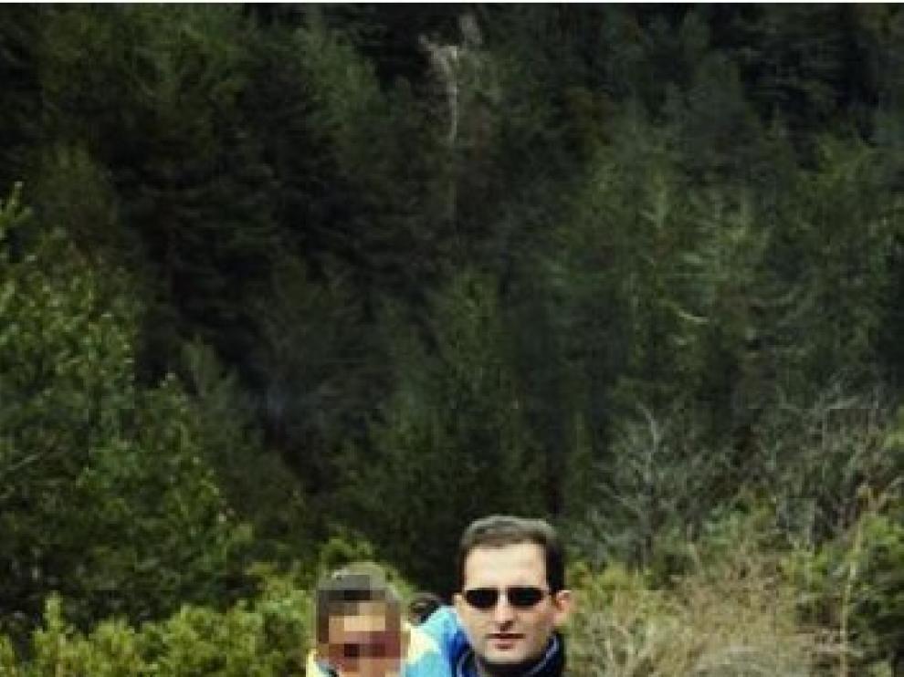 Carlos Ferrer, con su hija en brazos, antes de entrar en prisión.