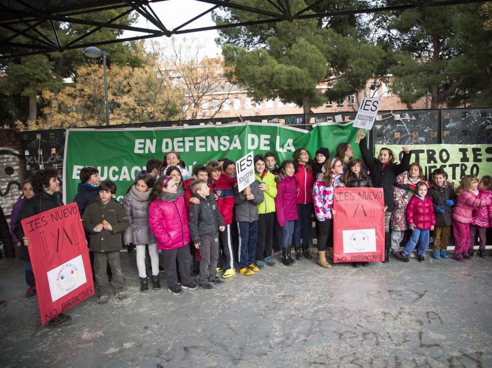 Concentración para pedir que se hagan más institutos en el barrio