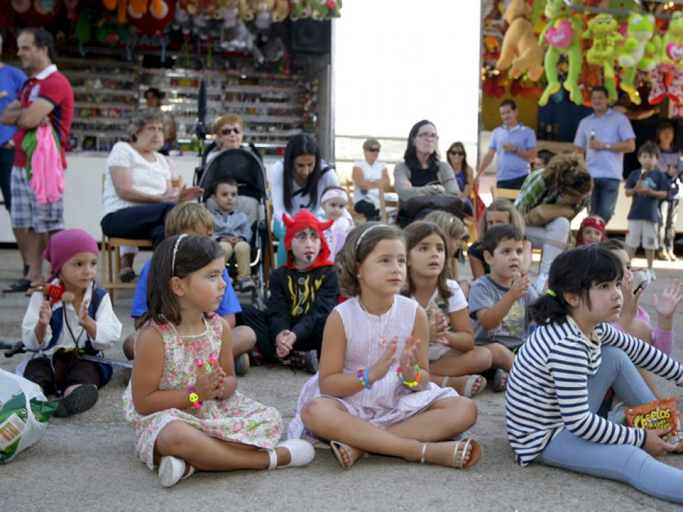 Un grupo de niños presencia una obra teatral durante las fiestas de Golmayo