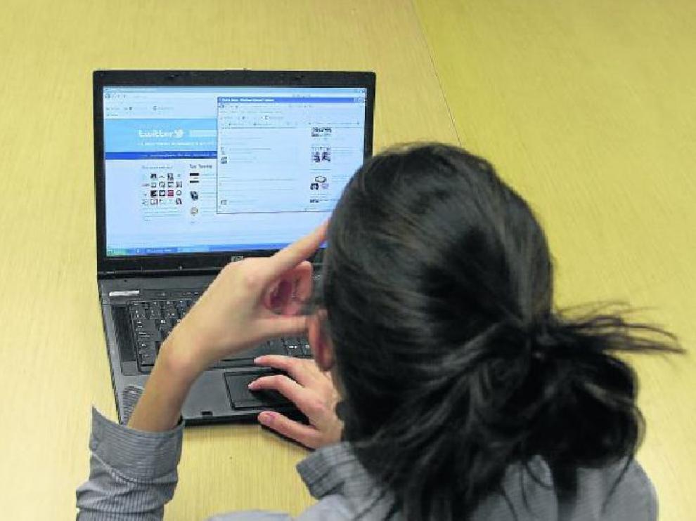 Una joven usuaria de redes sociales, conectada a Twitter.