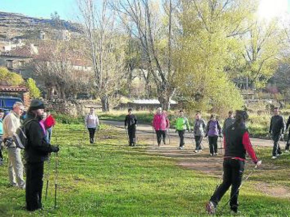 Clase práctica de marcha nórdica de la empresa Activatravel.