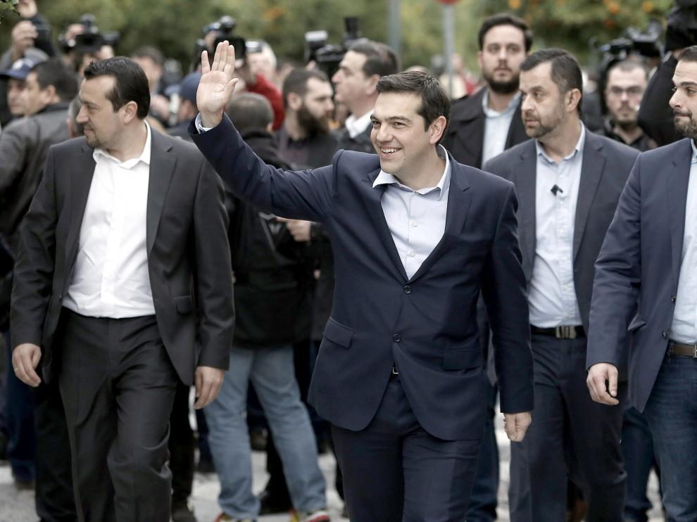 El nuevo primer ministro griego, Alexis Tsipras (c), a su llegada el palacio presidencial en Atenas