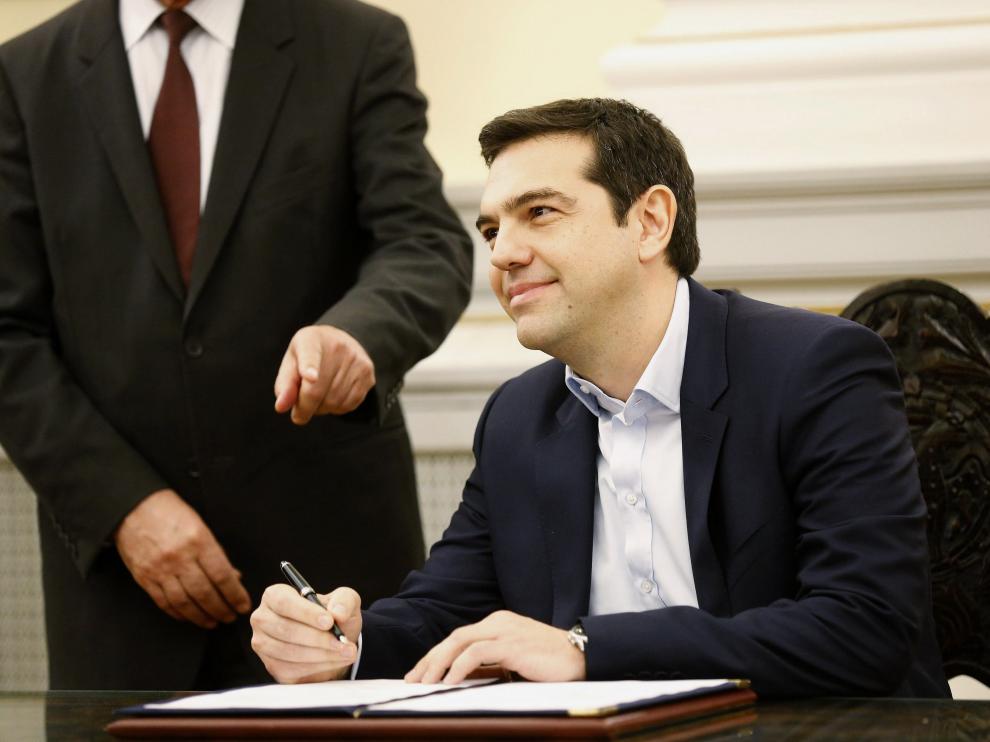 Tsipras estampa su firma como Primer Ministro