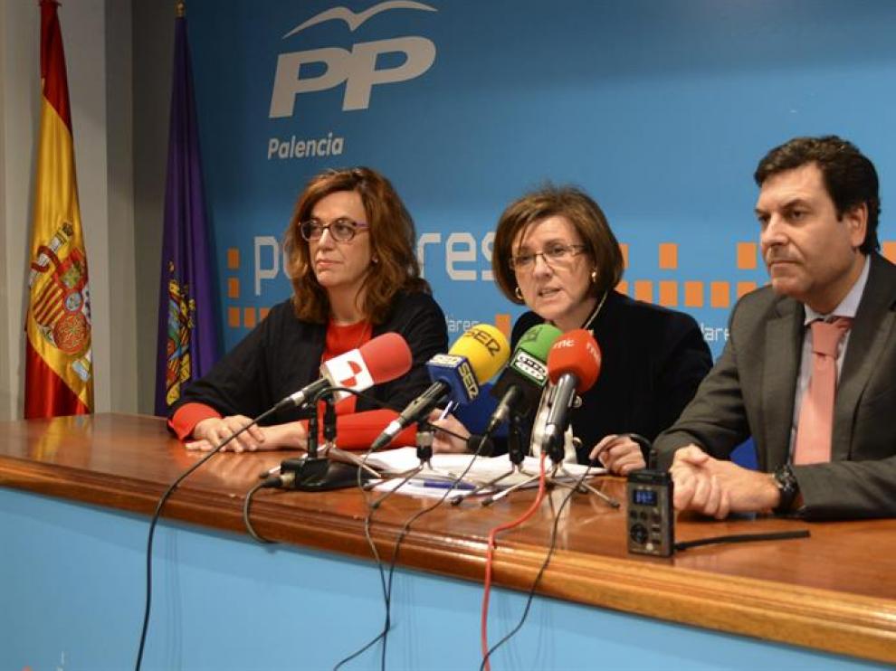La portavoz de Hacienda y presidenta del PP de Soria, María del Mar Angulo (c), junto al presidente del PP de Palencia, Carlos Fernández Carriedo, y la secretaria de Organización y senadora, Angeles Armisén