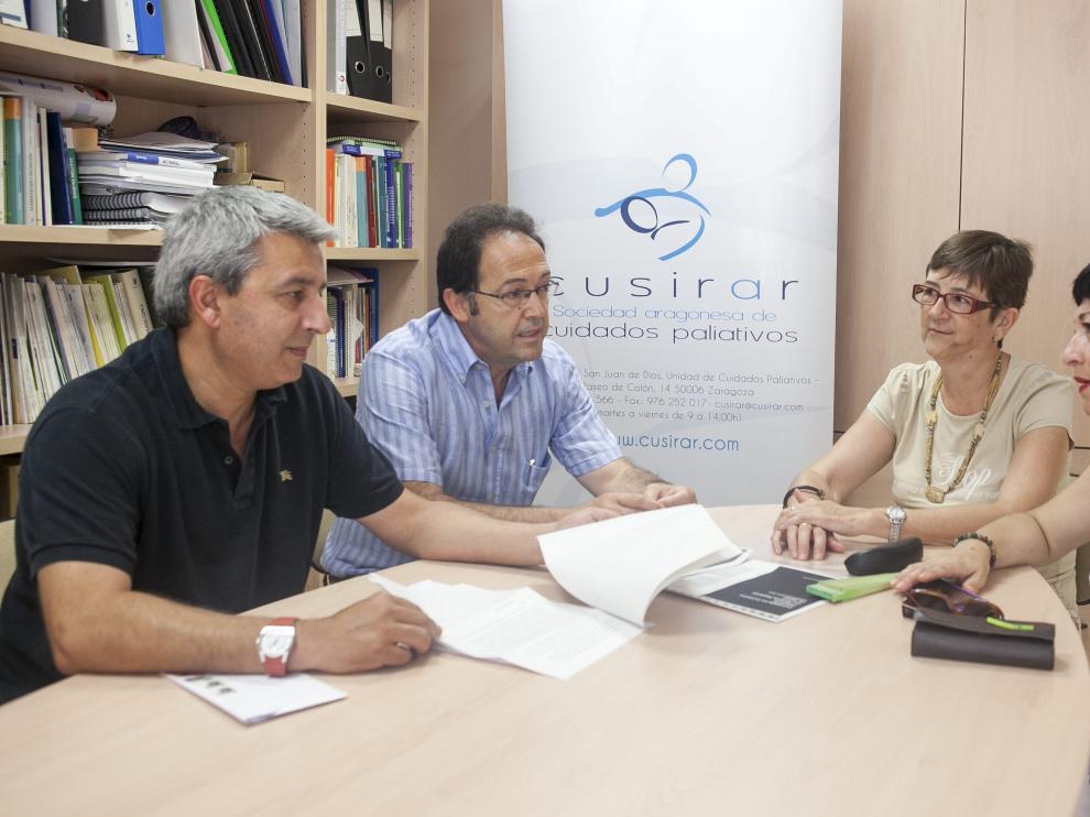 Emilio González, el presidente de la Sociedad Aragonesa de Cuidados Paliativos; Isidoro González, médico del equipo del sector III; Pilar Torrubia, facultativa del grupo del sector II y Rosabel Villares, enfermera del ESAD III.