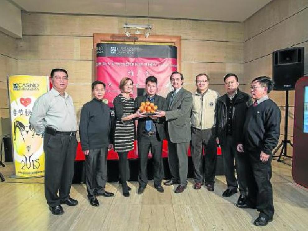 Juana Avellaneda, Xinte Wang y Miguel Ángel Argente, en el centro, junto a representantes de la comunidad china.