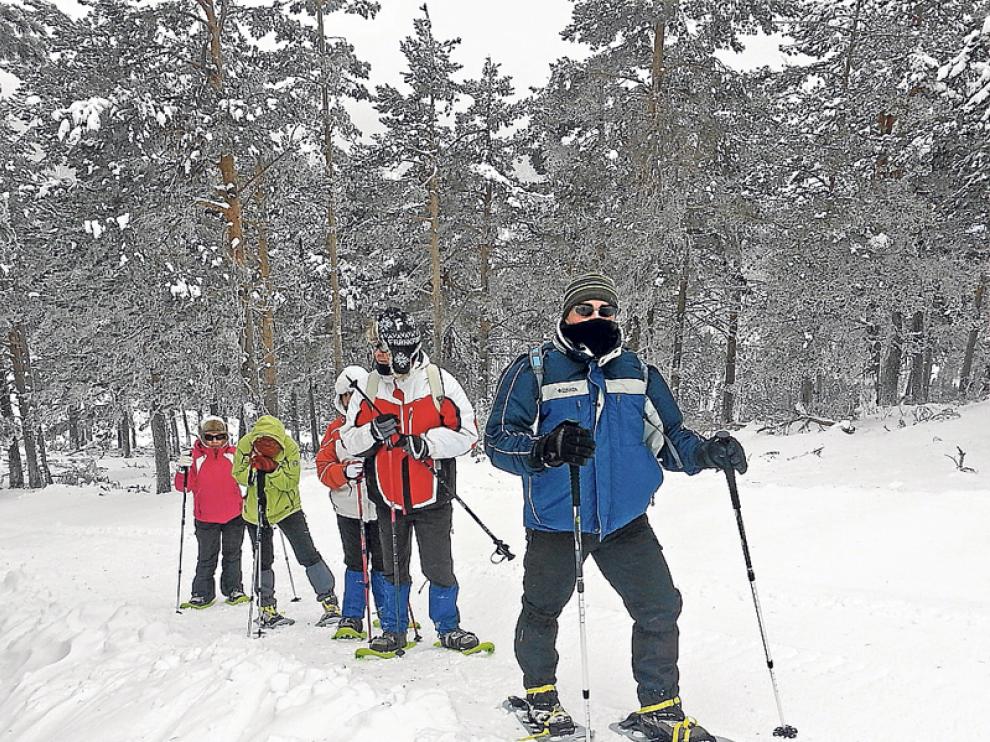 Un grupo con raquetas de nieve en las inmediaciones de Santa Inés