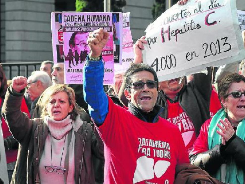 Participantes en la protesta que se organizó ayer frente a la sede del Ministerio de Sanidad.
