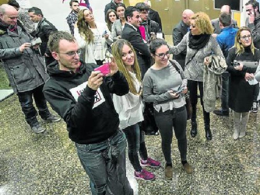 Risto Mejide se fotografió con muchos de los asistentes a su conferencia en el vestíbulo del Patio de la Infanta.