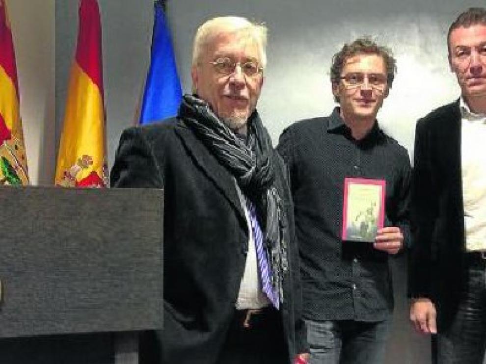 El editor Joaquín Casanova, el autor Juan Herranz y el exjugador Xavi Aguado durante la presentación del libro 'Real Zaragoza 2.0', que tuvo lugar el pasado martes en el salón de actos de la FederaciónAragonesa de Fútbol.