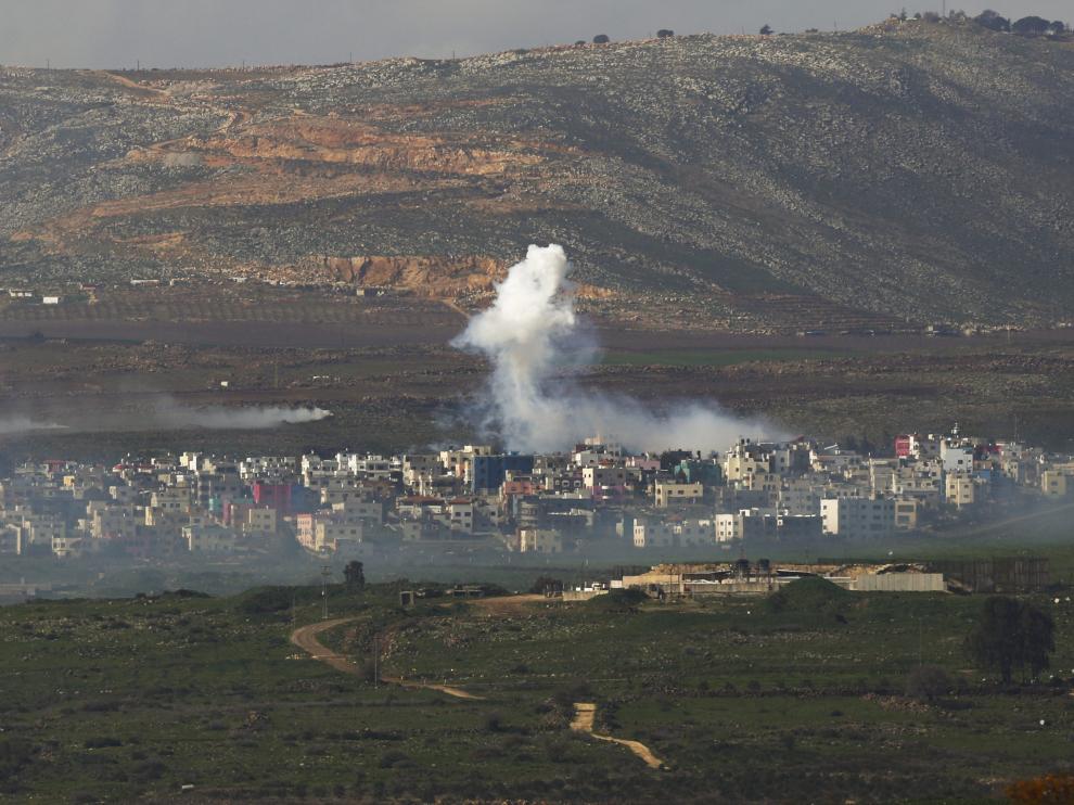 Una columna de humo emerge cerca de la localidad de Ghajar