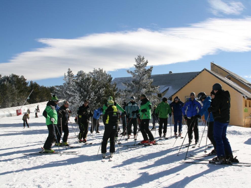 Más de 60 técnicos conocen los nuevos cañones de nieve artificial de Valderinares