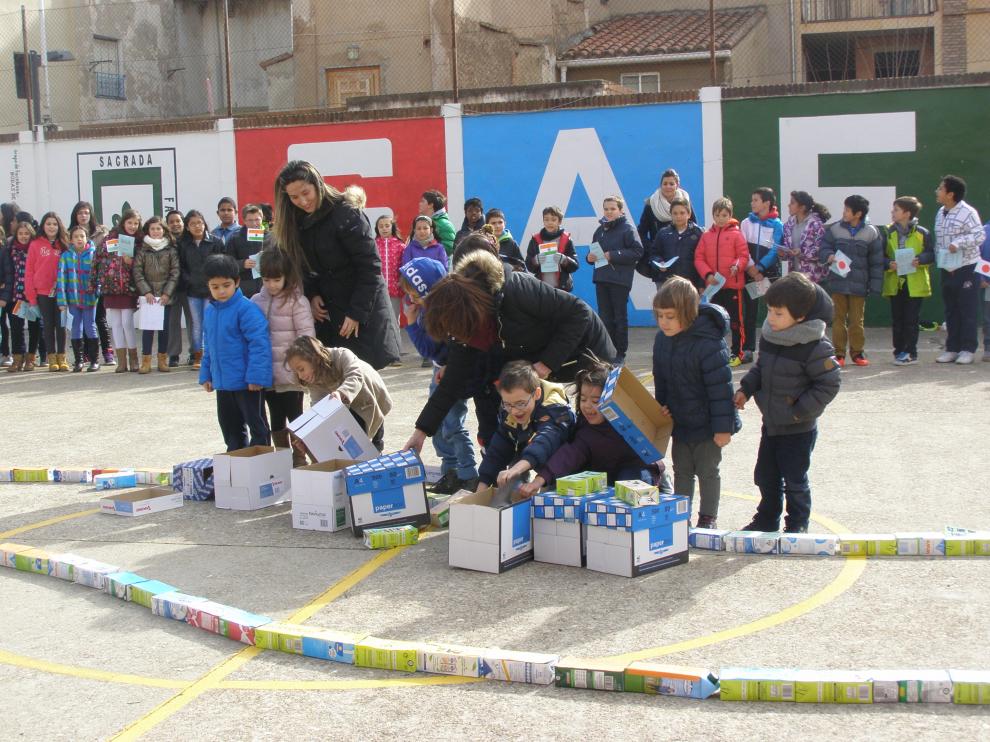Alumnos del colegio Sagrada Familia sueltan palomas durante el acto por la paz.