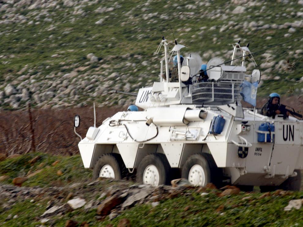 Cascos azules de la ONU patrullan en el Líbano, cerca de la frontera con Israel