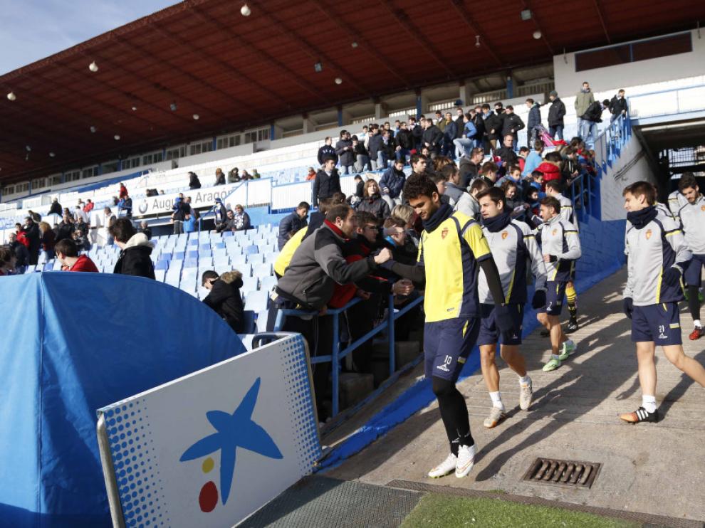 Los jugadores del Real Zaragoza, firmando autógrafos.