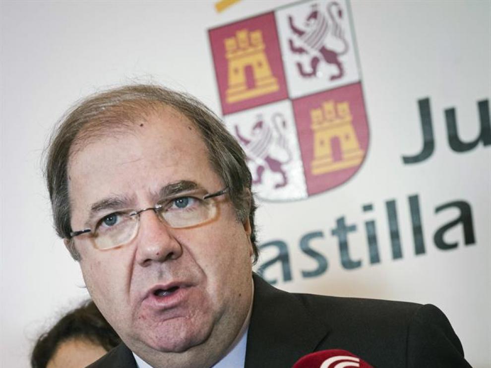 El presidente de la Junta de Castilla y León, Juan Vicente Herrera, atiende a los medios durante su visita a Fitur
