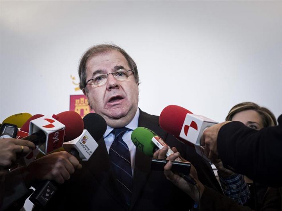 El presidente de la Junta de Castilla y León, Juan Vicente Herrera, atiende a los medios durante su visita a Fitur
