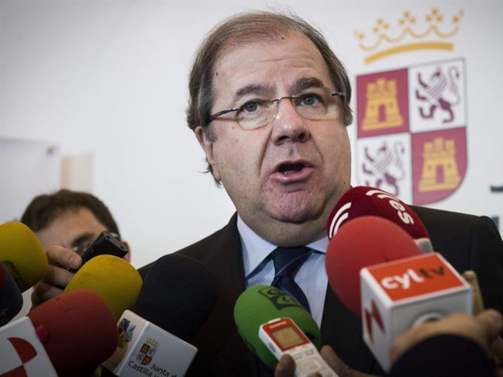 El presidente de la Junta de Castilla y León, Juan Vicente Herrera, atiende a los medios durante su visita a Fitur