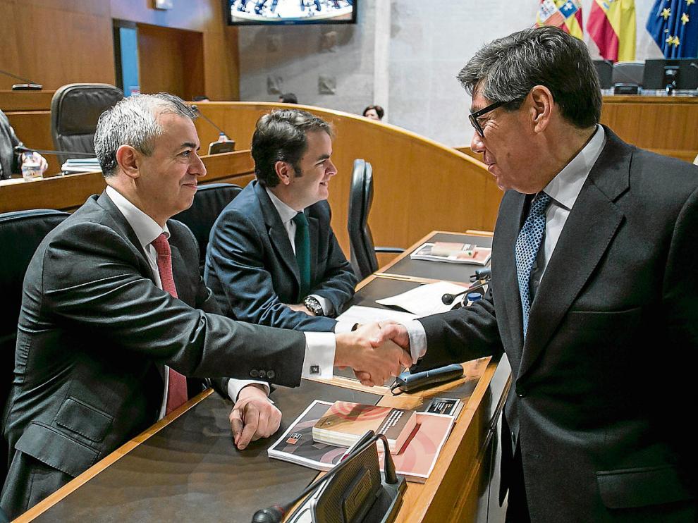 El consejero de Hacienda, Javier Campoy, saluda al de Industria, Arturo Aliaga, antes del debate.