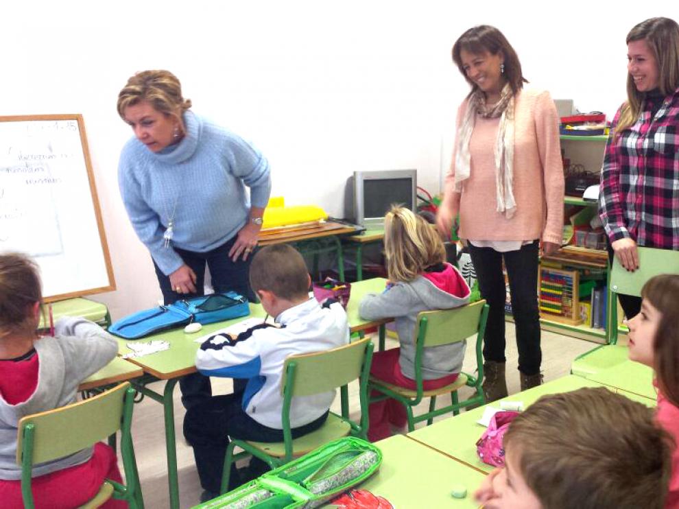 Dolores Serrat visita el colegio de Berdún