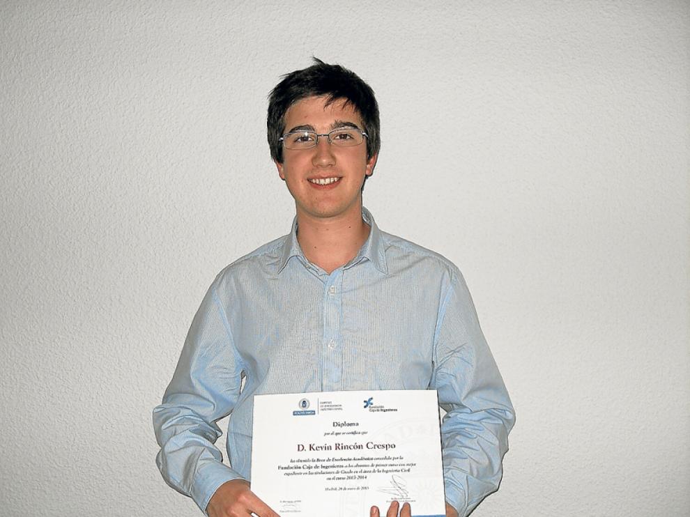 Kevin Rincón, tras recibir su diploma.