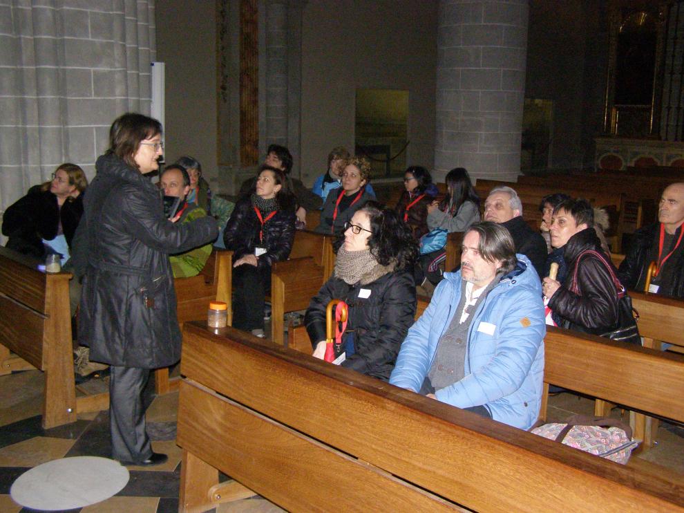 Un grupo de turistas zaragozanos en el interior de la catedral