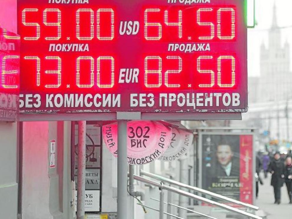 Detalle de un panel que muestra información económica sobre el rublo en una calle en Moscú (Rusia).