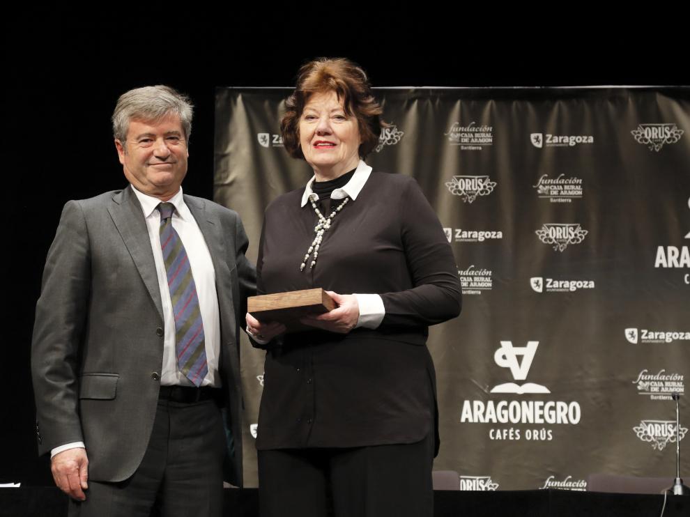Anne Perry, premiada en el festival, con Javier Marco, de Cafés Orús.
