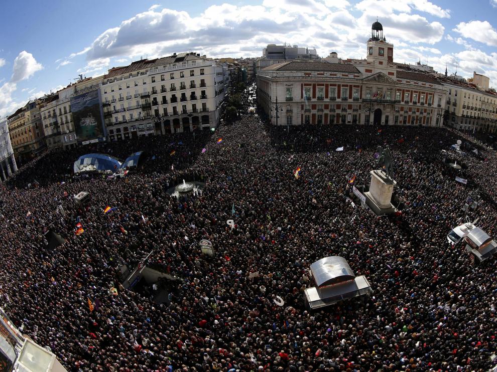Vista de la Puerta del Sol de Madrid, donde miles de personas se encuentran concentradas a la espera de que el líder de Podemos, Pablo Iglesias, pronuncie su discurso