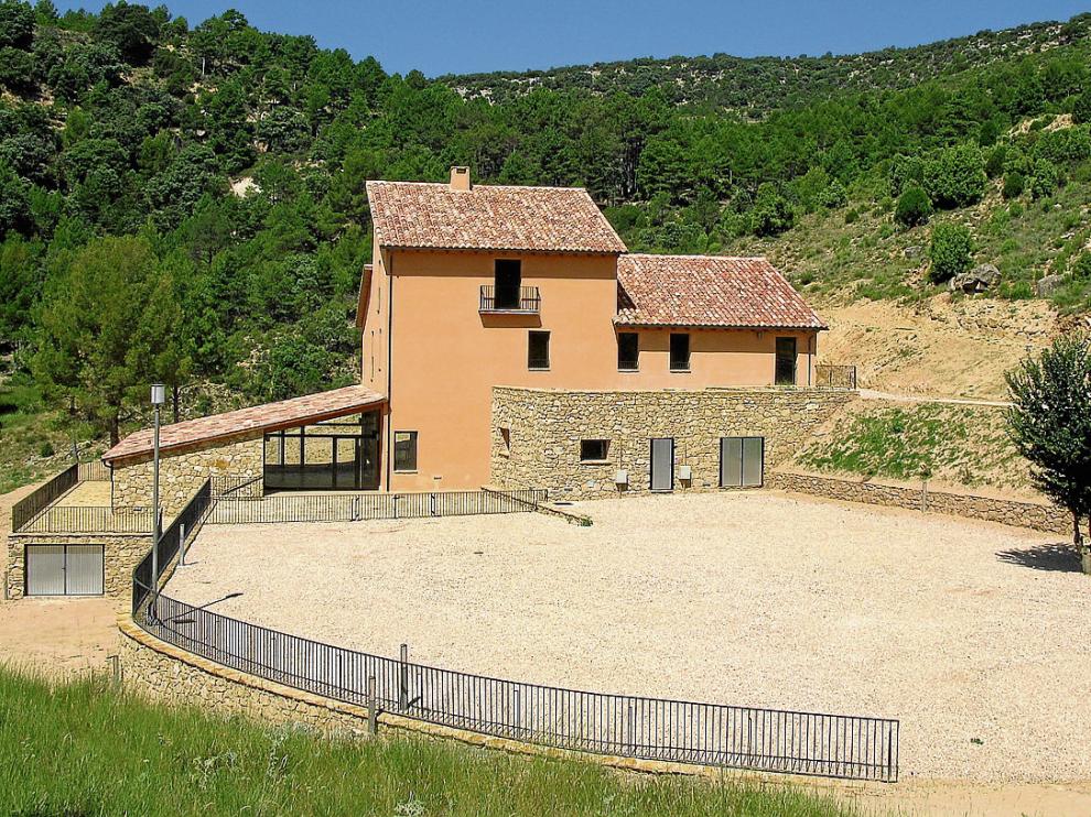 Paisaje bucólico. El pequeño hotel de la masía de Los Barrancos en la foto es uno de los principales equipamientos de las Masías de Ejulve, que sufrieron un duro revés con el incendio que afectó a la finca en 2009.