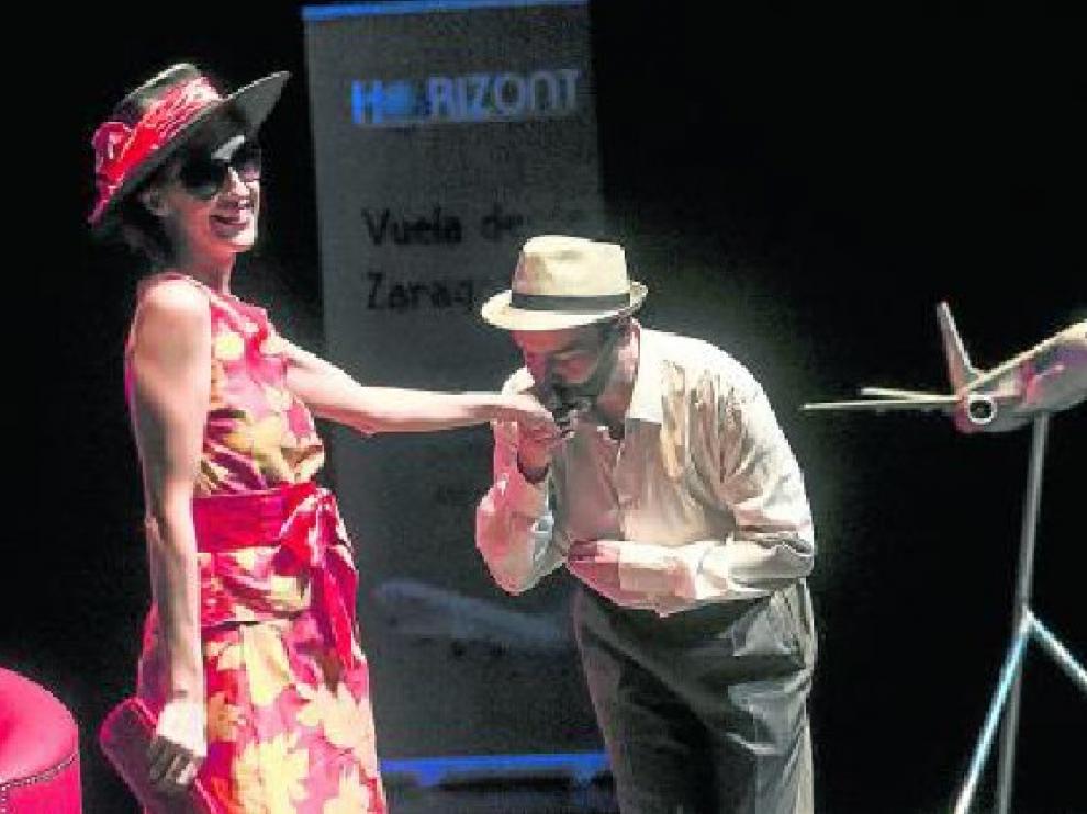 De Roma a Zaragoza, a Sevilla y a Múnich. La presentación de la nueva aerolínea aragonesa Air Horizont no se realizó por casualidad en el Teatro de las Esquinas. El evento incluyó una representación que gustó a los asistentes.