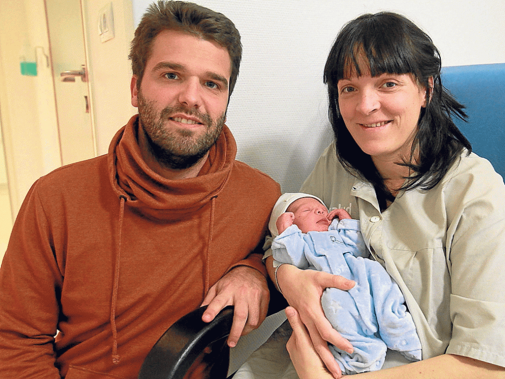 El primer oscense se adelantó. Saúl Blanco Loncán nació a las 0.25 en el hospital de Barbastro. Sus padres, Ioana Loncán y José Miguel Blanco, lo esperaban a partir del 10 de enero