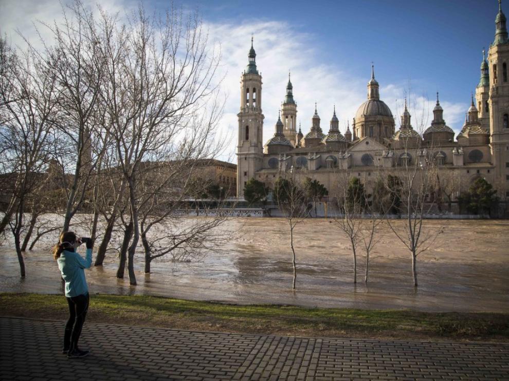 El Ebro a su paso por el centro de Zaragoza este martes por la mañana