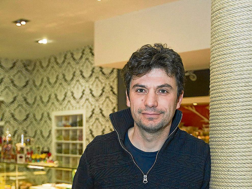 Chencho Muñoz, en su pastelería de la plaza del Torico